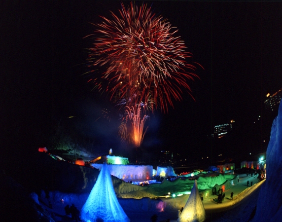 層雲峡氷瀑祭り21 彩る７つの見所は 花火は何時から ひょうばくまつりと読みます