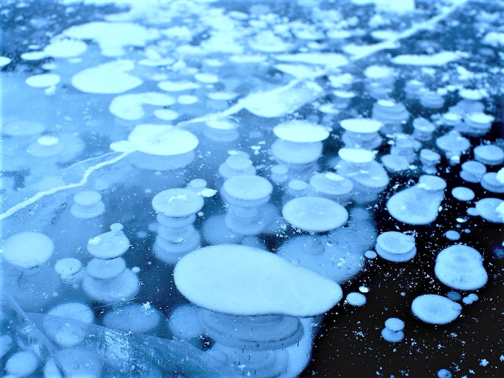 北海道糠平湖アイスバブル 凍結した湖で見られる神秘的な氷の芸術